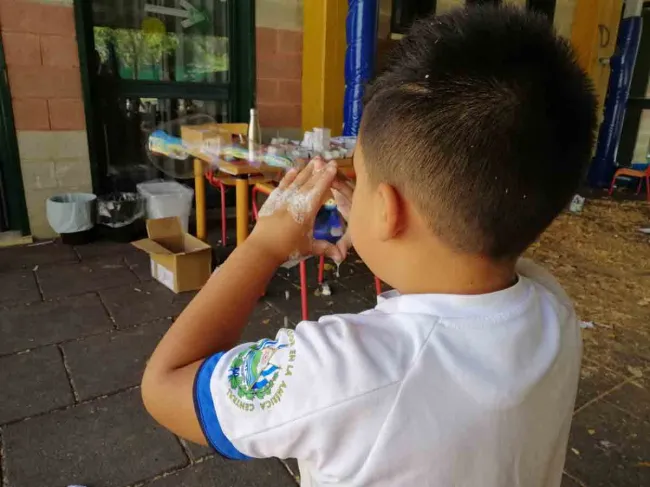 Laboratorio animazione bolle di sapone